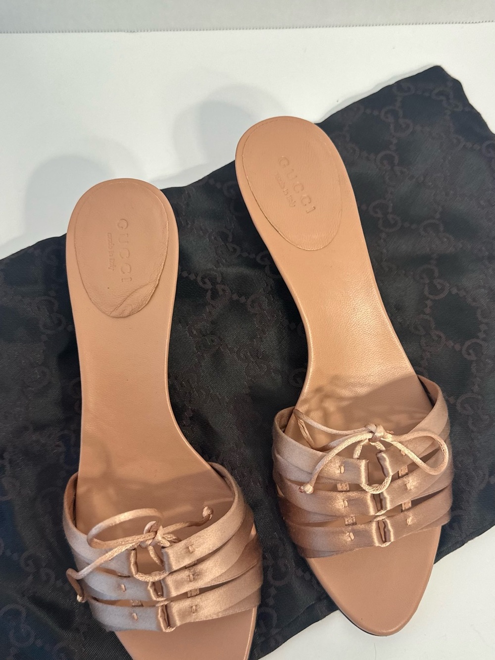 Authentic vintage Gucci Satin Slide Mules in Blush Tan - Picture 5 of 16